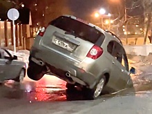 В Дмитрове два автомобиля провалились под землю