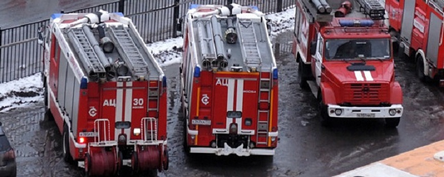 МЧС Москвы вытащили из горящей квартиры четверых человек