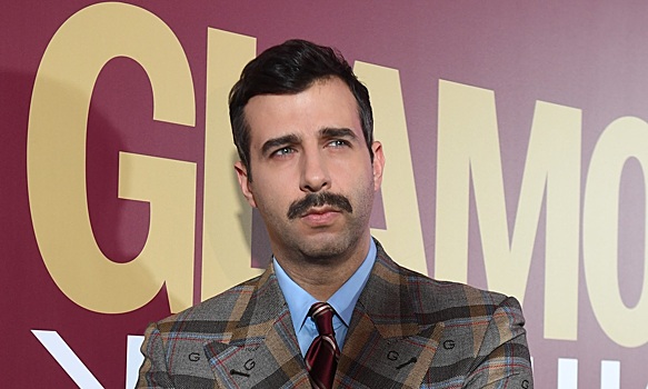 Иван Ургант пришел на кладбище, чтобы почтить память матери