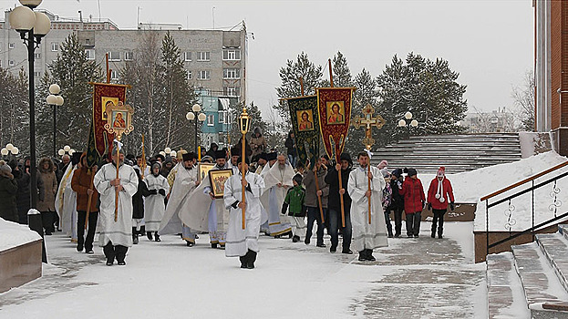 Православные Ноябрьска прошли крестным ходом с иконой Николая II