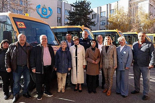 11 новых автобусов передано в сельские школы Астраханской области
