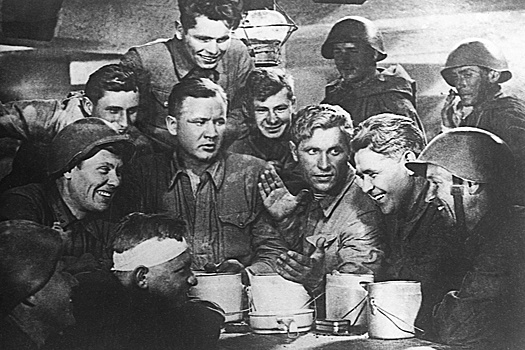В 1943 году в кинофильме "Два бойца" впервые прозвучала песня "Темная ночь"