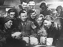 В 1943 году в кинофильме "Два бойца" впервые прозвучала песня "Темная ночь"