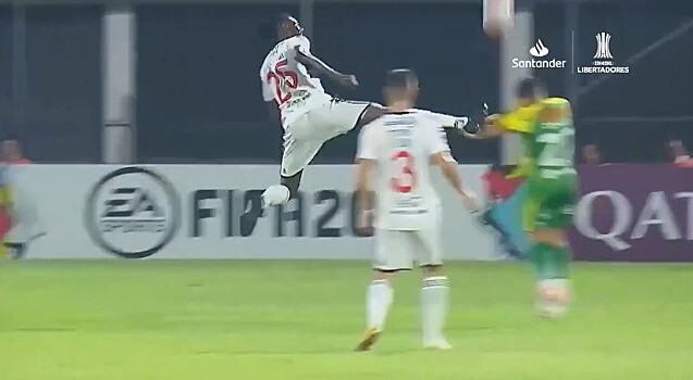 Адебайора удалили в матче Кубка Либертадорес за прыжок ногой в лицо соперника