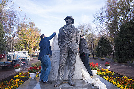 Фотофакт: как выглядит памятник Суймонкулу Чокморову в Бишкеке