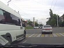Видеорегистратор запечатлел массовое нарушение ПДД водителями маршруток