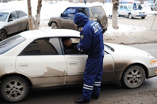 Надел форму ДПС и тормозил водителей для веселья. В Тюмени задержали ещё одного блогера