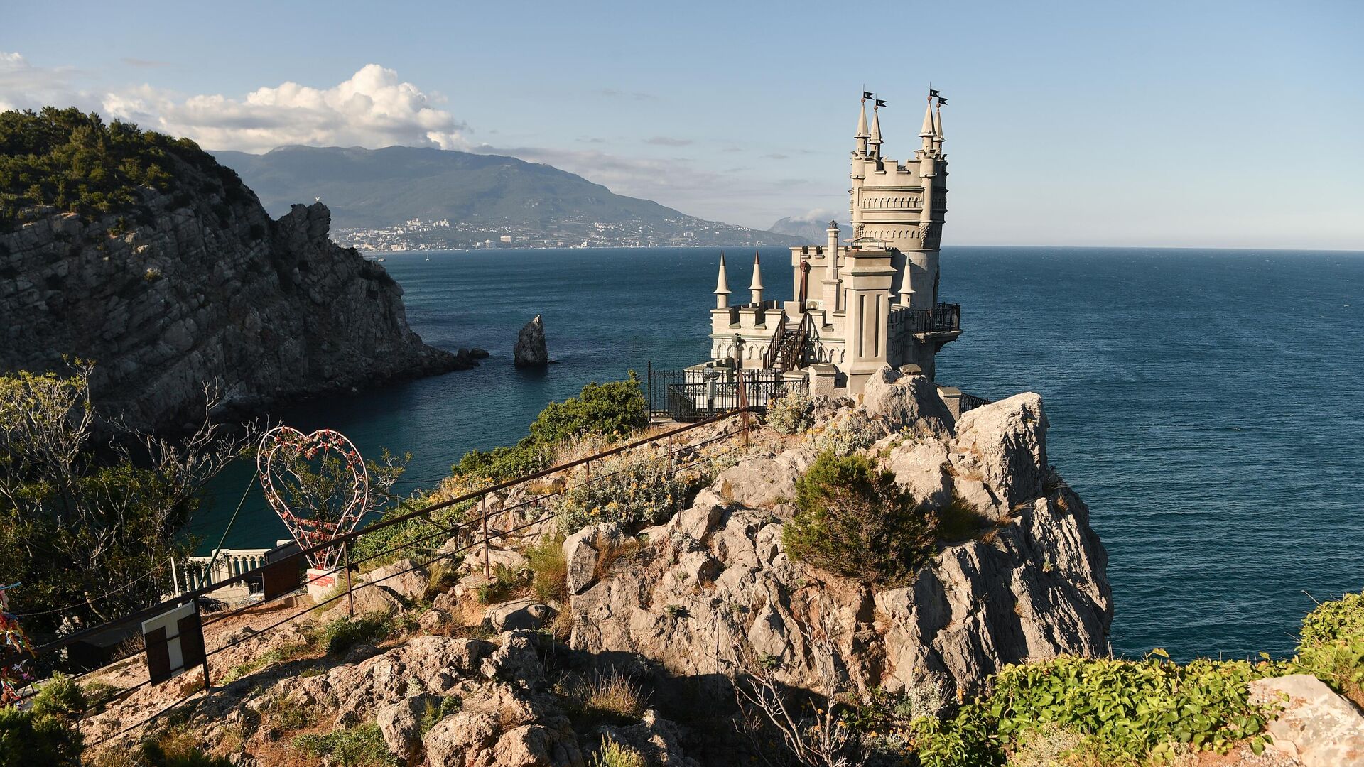 Константинов предложил мэру Хельсинки приехать в Крым и поумнеть