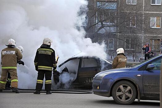 Житель Нижнего Тагила минувшей ночью тушил загоревшийся автомобиль
