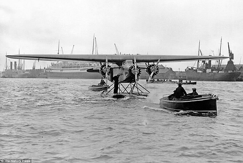 Голландский моноплан Fokker F.VII изначально задумывался как одномоторный самолет и пользовался ограниченным спросом. Но в 1920-е самолет получил три мотора Ford и стал главным хитом авиарынка. Его использовали 54 авиакомпании, а в США на F.VII Tri-motor осуществлялось 40 процентов пассажирских перевозок