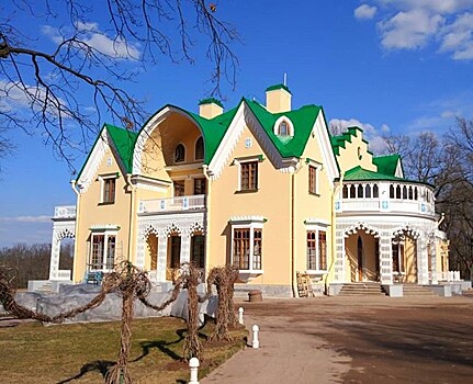 В Петергофе завершилась реставрация готической капеллы и дворца «Коттедж» Николая I