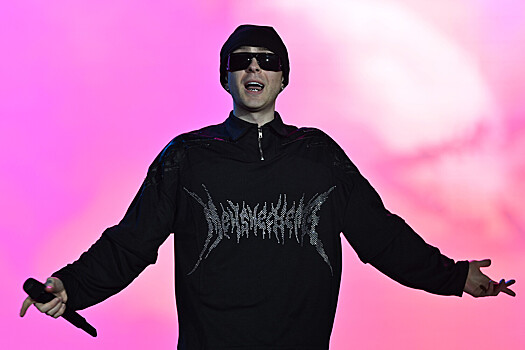 Егор Крид переодел танцовщицу в штаны и шубу в скандальном номере