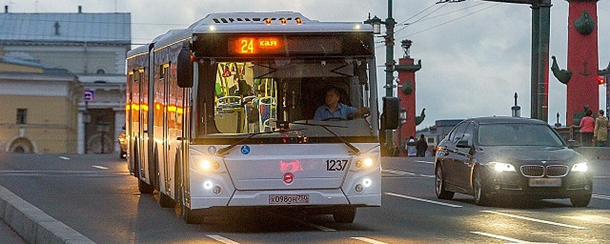 Высаживает людей в забор: петербуржцы о низком уровне квалификации водителей социального транспорта