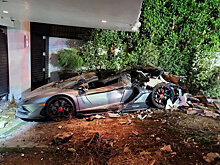 Грузовик въехал в дом и уничтожил авто на десятки миллионов долларов