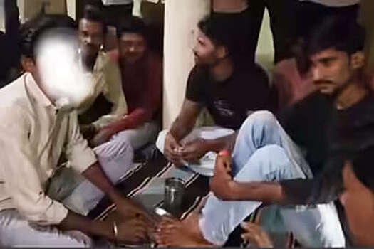 В Индии мужчина помыл ноги чиновнику и выпил эту воду за созданный про него мем