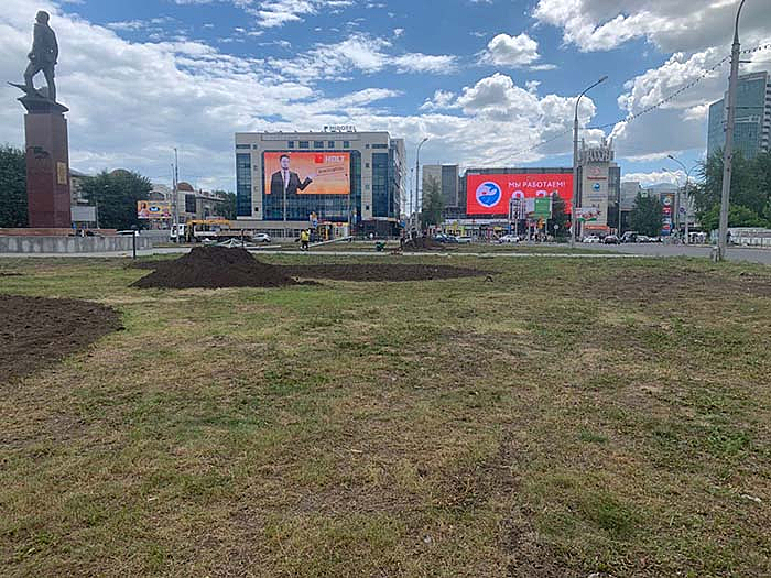 В центре кольца на площади Маркса готовят почву для деревьев и цветов