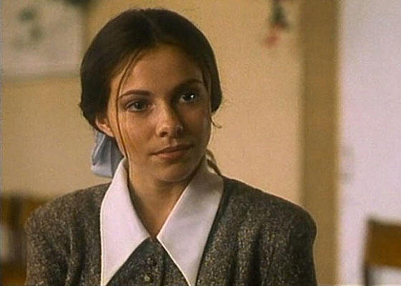 Екатерина Гусева стала звездой после главной роли в главной криминальной телесаге "Бригада", но зрителям запомнилась и ее первая работа в первом российском психологическом триллере "Змеиный источник" (97). 
