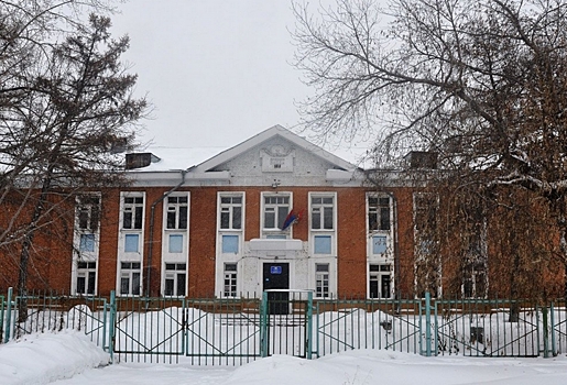 В Омске продают заброшенное здание школы, где было ЧП с ребенком и пожар