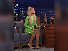 Пэрис Хилтон появилась в телешоу в разных туфлях