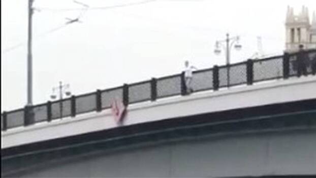 Столичные дорожные рабочие спасли девушку на Большом Устьинском мосту