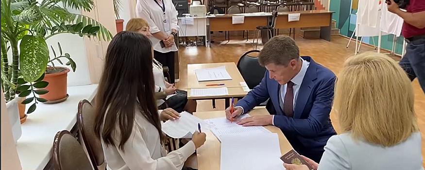 Губернатор Олег Кожемяко отдал свой голос на выборах главы Приморья
