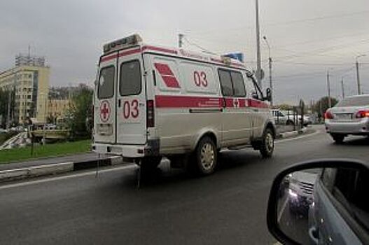 Водитель Volkswagen на большой скорости снес рекламную тубу в Ростове