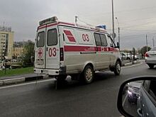 Водитель Volkswagen на большой скорости снес рекламную тубу в Ростове