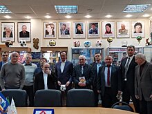 Ветераны зеленоградского футбола передали кубки в окружной музей «Спортивная слава»