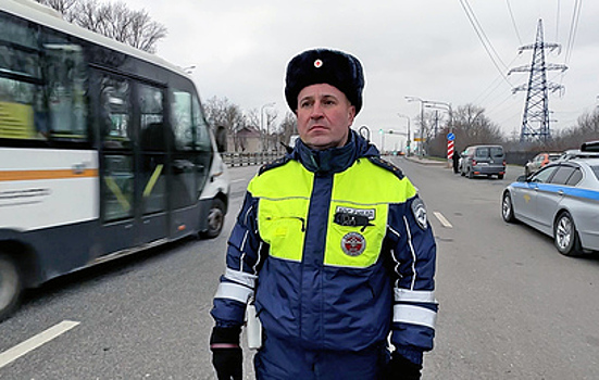 В Москве инспектор ДПС на ходу остановил неуправляемую фуру