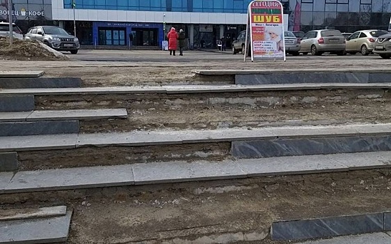Развалившуюся плитку у Дворца спорта в Нижнем Новгороде отремонтируют весной