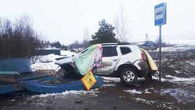 Водитель «Рено Дастер» врезался в остановку под Череповцом и погиб