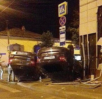 Ночью в Краснодаре после ДТП сразу две машины перевернулись на крышу