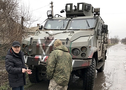 Мэр Анатолий Локоть показал трофейный танк «Варта» новосибирского отряда СОБР