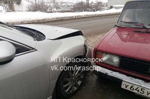 В Красноярске на скользкой дороге столкнулись ВАЗ и Mazda: двое пострадали