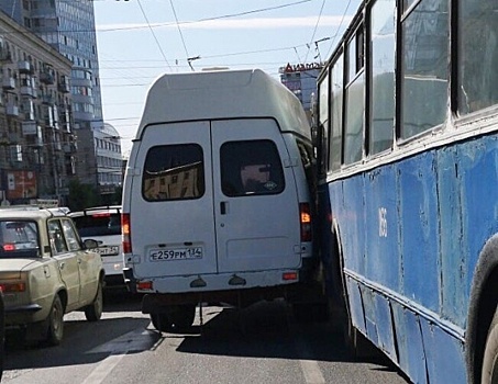 В центре Волгограда маршрутка въехала в троллейбус