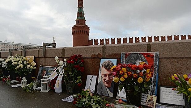 Послы стран ЕС возложили цветы на месте гибели Немцова