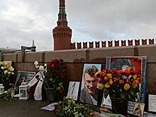 Послы стран ЕС возложили цветы на месте гибели Немцова