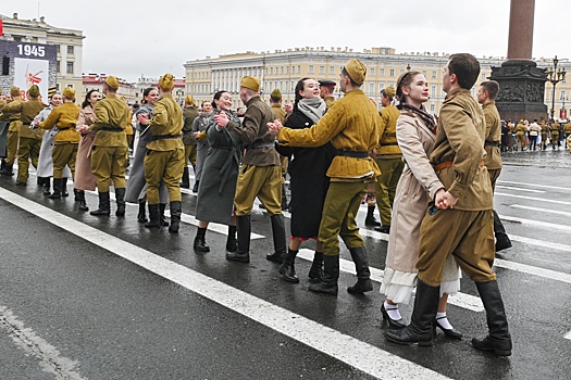 На Дворцовой площади прошел Бал Победы, объединивший 1945 участников