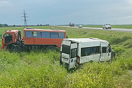 В Красноярском крае столкнулись грузовик и пассажирский микроавтобус