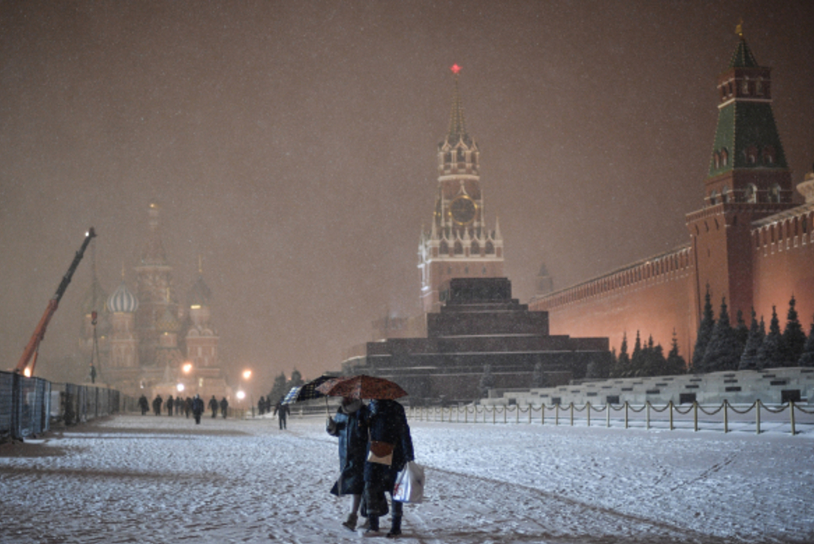 На москву надвигается сильный снегопад. Метель в Москве. Метель в Москве картинки.