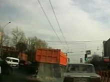 В Ярославле проспект Октября засыпало кирпичами