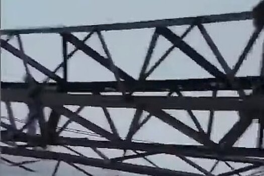 Сносящую опоры ЛЭП снежную бурю в российском городе показали на видео