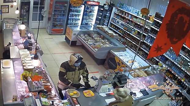 Грабитель нападал на магазины с муляжом пистолета
