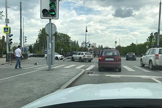 Едва не задел инспектора: в Екатеринбурге Nissan врезался в машину ГИБДД