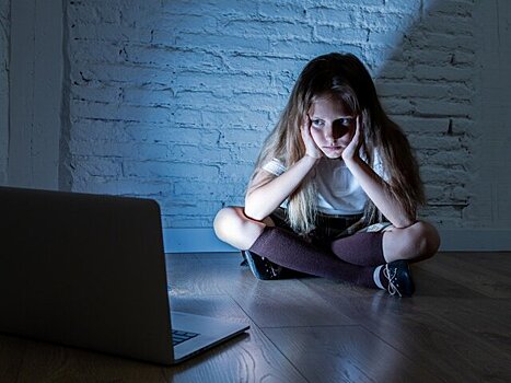 "Известия": в РФ наркодилеры стали активнее вербовать подростков для работы закладчиками