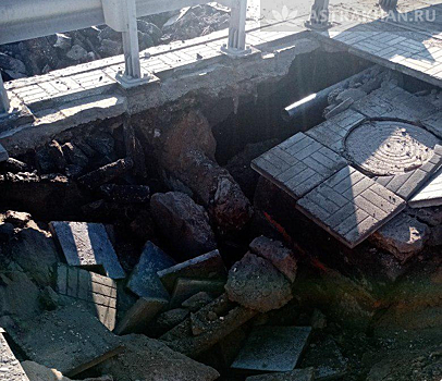 На Адмиралтейской провалился тротуар