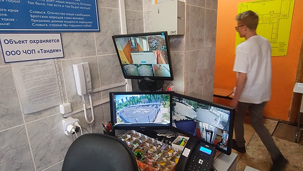 Директор школы уволилась после скандала с досмотром на ЕГЭ