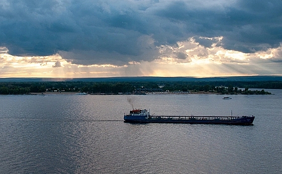 КСИР Ирана задержал нефтяной танкер под флагом Маршалловых Островов