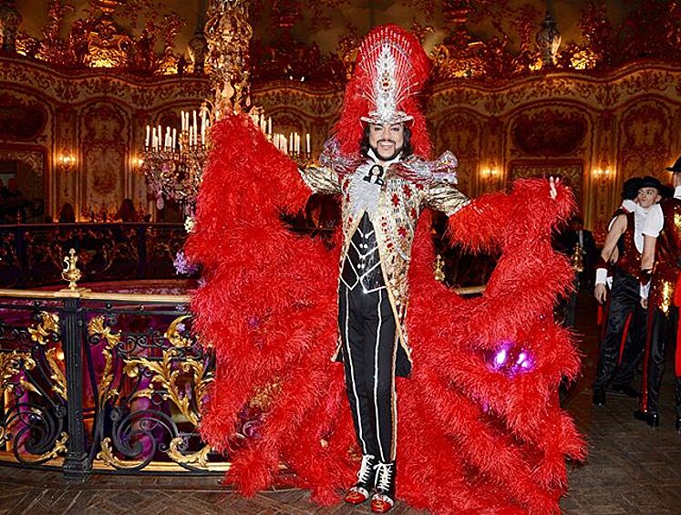 Филипп Киркоров на традиционном новогоднем «огоньке» в роскошном расшитом камнями костюме с перьями, а одной из главных его деталей стала портретная брошь ручной работы.