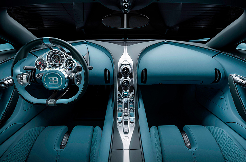 Т-образный 800-вольтовый тяговый аккумулятор ёмкостью 24,8 киловатт-часа, расположенный в карбоновом монококе, позволит проехать без запуска ДВС как минимум 60 километров. Покупателям придётся подождать: поставки начнутся лишь через пару лет. Тираж модели составит 250 единиц, минимальная стоимость — 3,8 миллиона евро.